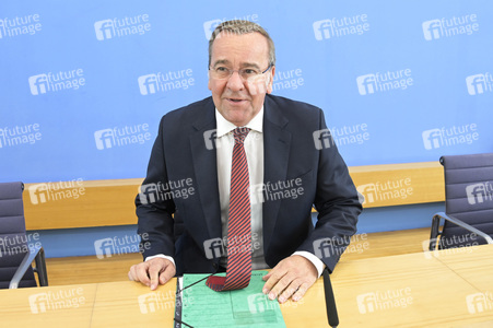 Bundespressekonferenz Neuer Wehrdienst in Berlin